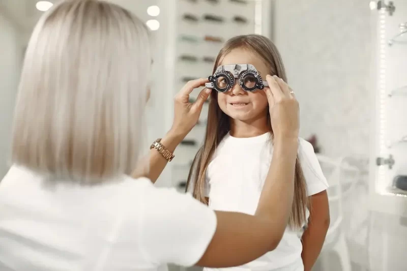 Những dấu hiệu nhận biết trẻ bị cận thị